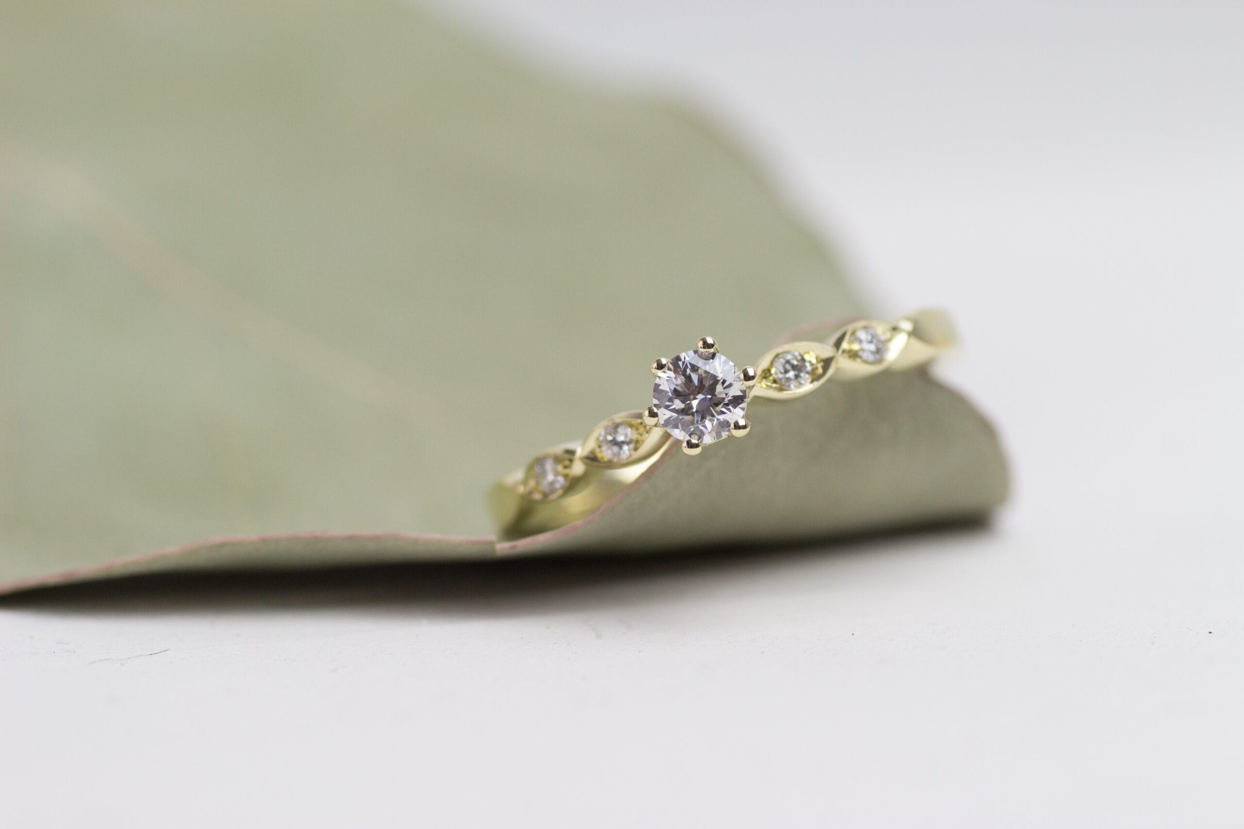 Handgefertigte Verlobungsringe aus Gold & Gelbgold mit Diamant
