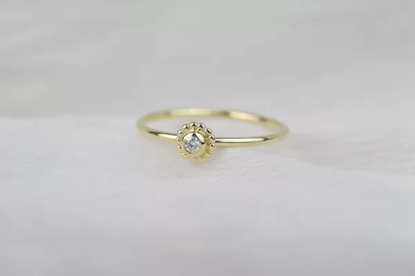 Gelbgold-Verlobungsring, handgefertigt und von zeitloser Eleganz. Sein modernes Design und die besondere Brillantfassung machen diesen Ring zu einem wahren Kunstwerk.