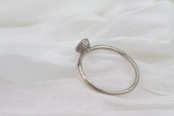 Weißgold-Verlobungsring, handgefertigt und von zeitloser Eleganz. Sein natürliches Design und die besondere Brillantfassung machen diesen Ring zu einem wahren Blickfang.