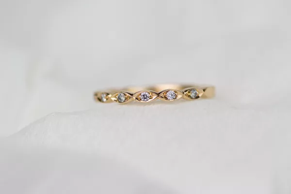 Zeitlose Schönheit: Damenring aus Roségold, filigran und hochglanzpoliert. Die vielen funkelnden Diamanten verleihen dem Ring eine besondere Anmut.