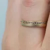 Einzigartiger Ehering aus leicht mattiertem Roségold. Der Damenring ist mit einem faszinierenden Wellenmuster aus funkelnden braunen Diamanten versehen.