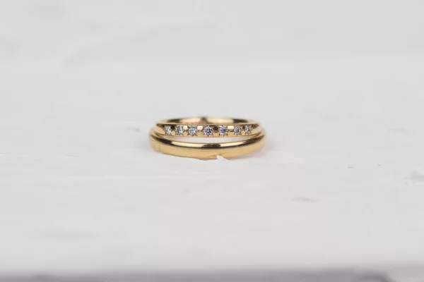 Abgerundete Eleganz in Rotgold: Ringe mit hochglanzpolierter Oberfläche und abgerundetem Profil. Damenring mit funkelnden Brillanten in Sternform.
