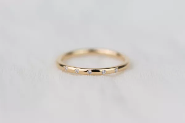 Roségold-Verlobungsring, handgefertigt und von zeitloser Eleganz. Sein filigranes Design und die kleinen Diamanten verleihen diesem Ring eine zarte Schönheit.