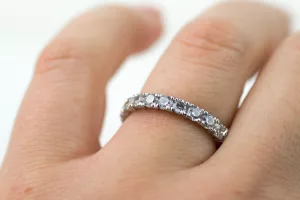 Platin-Ehering, der auf einer Hand getragen wird und durch seine elegante Pracht beeindruckt. Dieser Memoryring ist mit vielen strahlenden Brillant-Diamanten im Brillantschliff geschmückt.