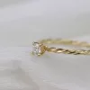 Gelbgold-Verlobungsring mit einem beeindruckenden Solitär-Brillanten und einer handgefertigten, kunstvollen Ringschiene aus ineinander verwobenen Drähten.