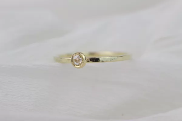 Gelbgold-Verlobungsring mit einer handgefertigten gehämmerten Ringschiene, die die Schönheit des Diamanten im Rosenschliff perfekt ergänzt.