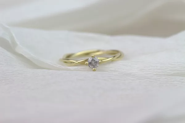 Verlobungsring aus strahlendem Gelbgold mit einem einzigartigen Salt-and-Pepper-Diamanten, dessen Stil an die Eleganz eines elbischen Rings aus 'Herr der Ringe' erinnert.