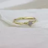 Gelbgold-Verlobungsring mit einem faszinierenden Salt-and-Pepper-Diamanten, dessen Design an die Magie der elbischen Ringe aus der Welt von 'Herr der Ringe' erinnert.