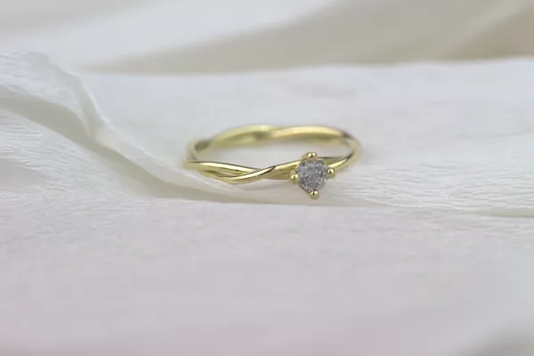 Gelbgold-Verlobungsring mit einem faszinierenden Salt-and-Pepper-Diamanten, dessen Design an die Magie der elbischen Ringe aus der Welt von 'Herr der Ringe' erinnert.