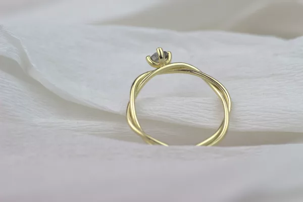 Gelbgold-Verlobungsring mit einem zauberhaften Salt-and-Pepper-Diamanten, dessen Stil an die Welt der elbischen Ringe aus 'Herr der Ringe' erinnert.