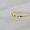 Gelbgold-Verlobungsring, handgefertigt und von zeitloser Schönheit. Dieser Ring besticht durch seine Zargenfassung mit einem Diamanten im Rosenschliff und die einzigartige gehämmerte Oberfläche.