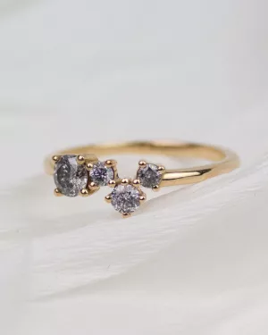 Roségold-Verlobungsring, sorgfältig poliert und von zeitloser Eleganz. Dieser Ring besticht durch seine einzigartige Anordnung von vier Salt und Pepper Diamanten im Brillantschliff, die leicht versetzt und in unterschiedlichen Größen angeordnet sind.