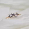 Einzigartiger Verlobungsring aus poliertem Roségold, der mit vier Salt und Pepper Diamanten im Brillantschliff geschmückt ist. Die besondere Anordnung dieser Diamanten verleiht ihm eine faszinierende Ausstrahlung